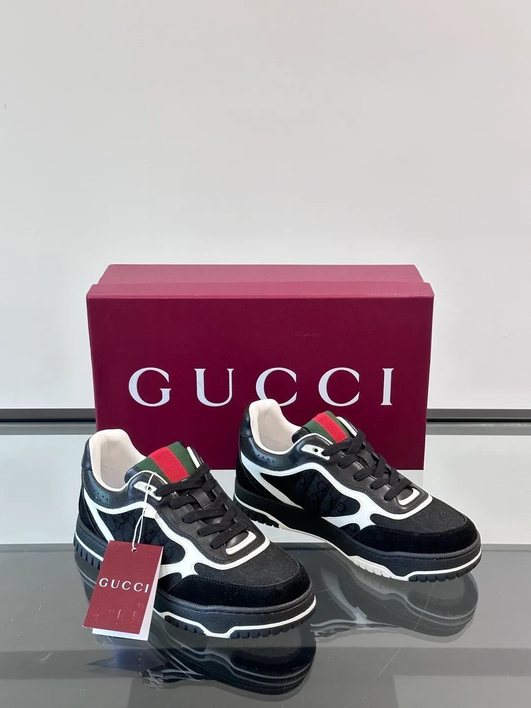 Men's Men's Shoes 💰480 [New Style] 🦨🦨Gucci 𝐆𝐮𝐜𝐜𝐢 𝐑𝐞-𝐖𝐞𝐛 As a sneaker created by Sabato De Sarno for Gucci, the Re-Web series reinterprets the brand's classic stripes, with bold and unique details to set off a modern silhouette design. These shoes are crafted from white leather. This new sneaker is ingeniously decorated with many of the brand's classic details, and is equipped with a bright red and green webbing tongue, which will make people fall in love at first sight. White leather has been specially treated to be soft and shiny, with an embossed grained texture. Script Gucci logo and Interlocking G web label with Interlocking G and script Gucci logo. Rubber outsole with Interlocking G detail eyelets. Web tongue. Size: Female 35-40 (Female 41, 42 customized). Male 38-44 (45, 46 customized)